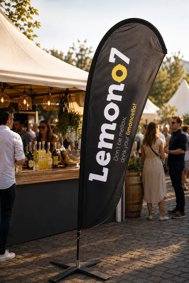 Zwarte Lemono7-beachflag bij een limoncello-festival.