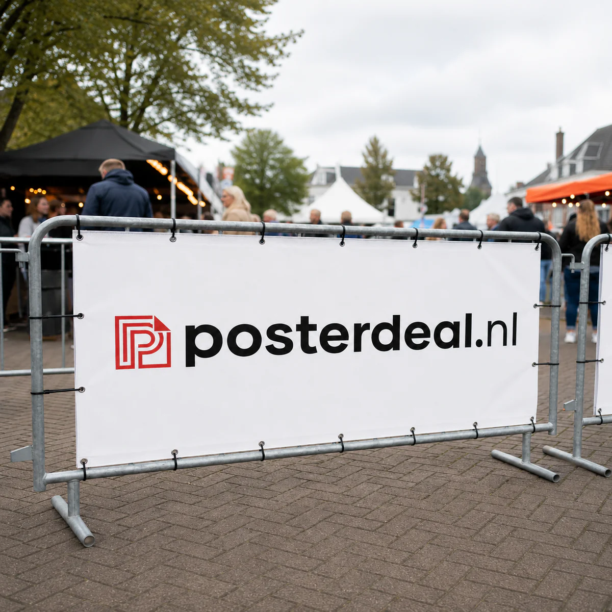 Bedrukt dranghekdoek bij een buitenevenement.